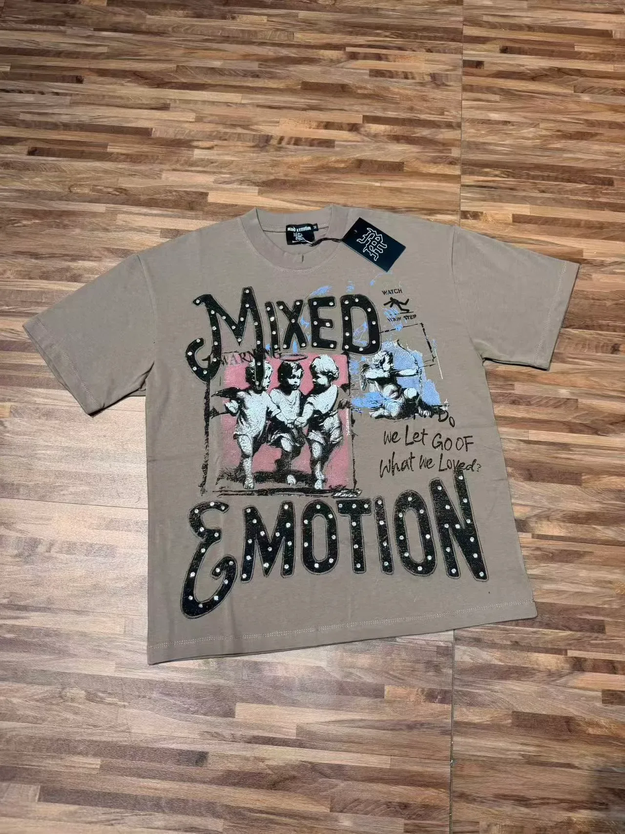 تي شيرت Mixed Emotion بيج وأسود بطباعة جرافيك وحروف مرصعة 3