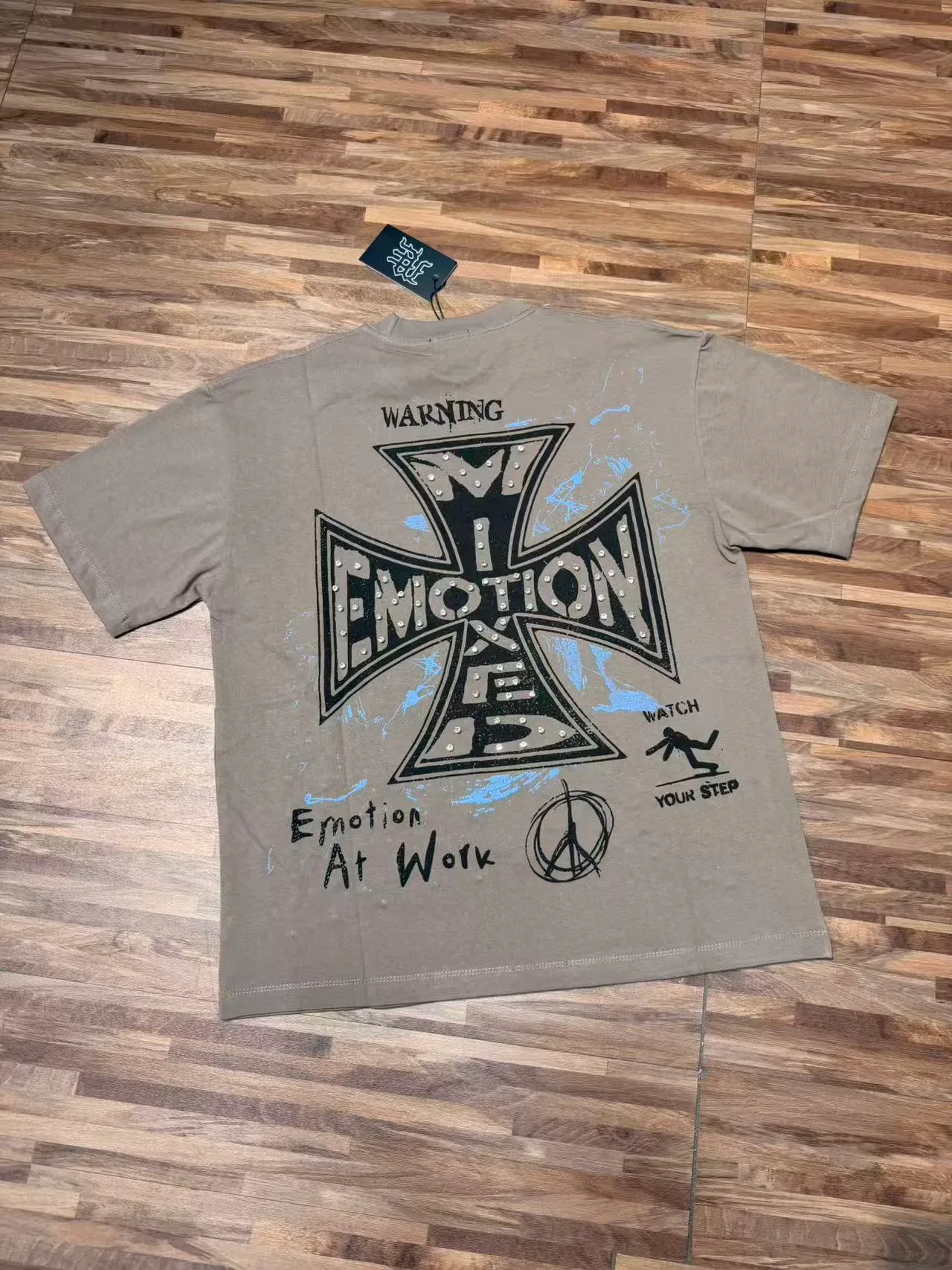 تي شيرت Mixed Emotion بيج وأسود بطباعة جرافيك وحروف مرصعة 4