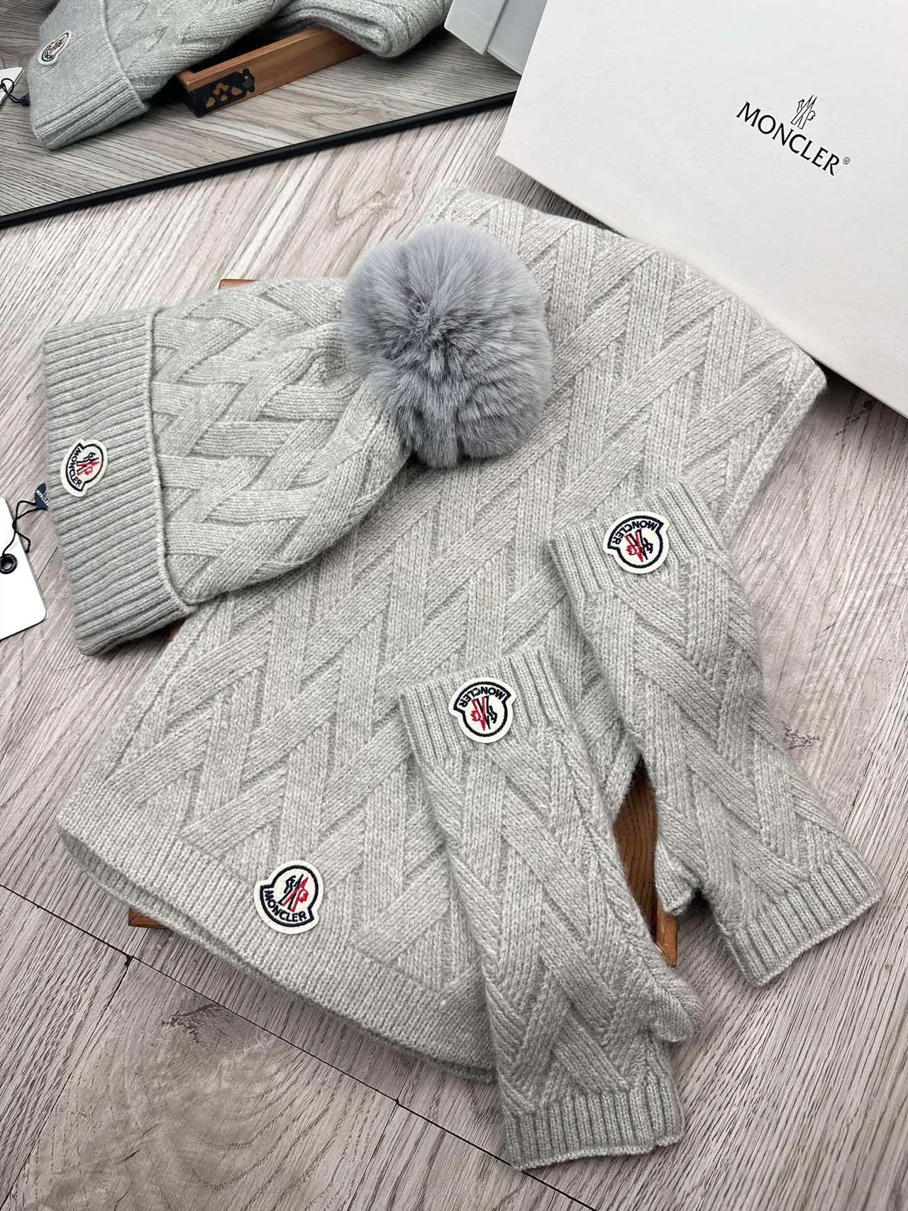 Moncler Gris Tricoté Rib Faux Fourrure Pom-Pom Beanie 4