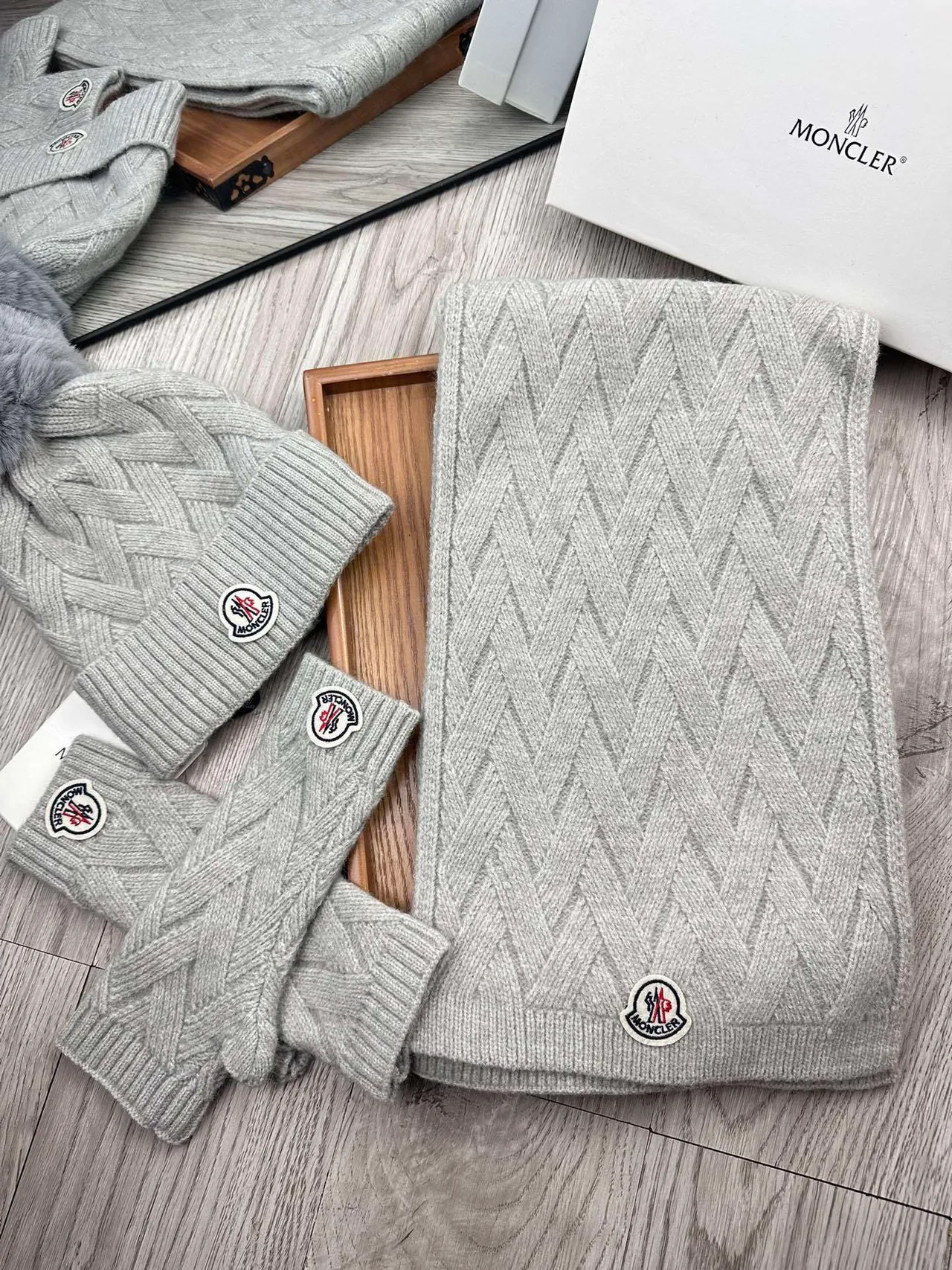 Moncler Gris Tricoté Rib Faux Fourrure Pom-Pom Beanie 5