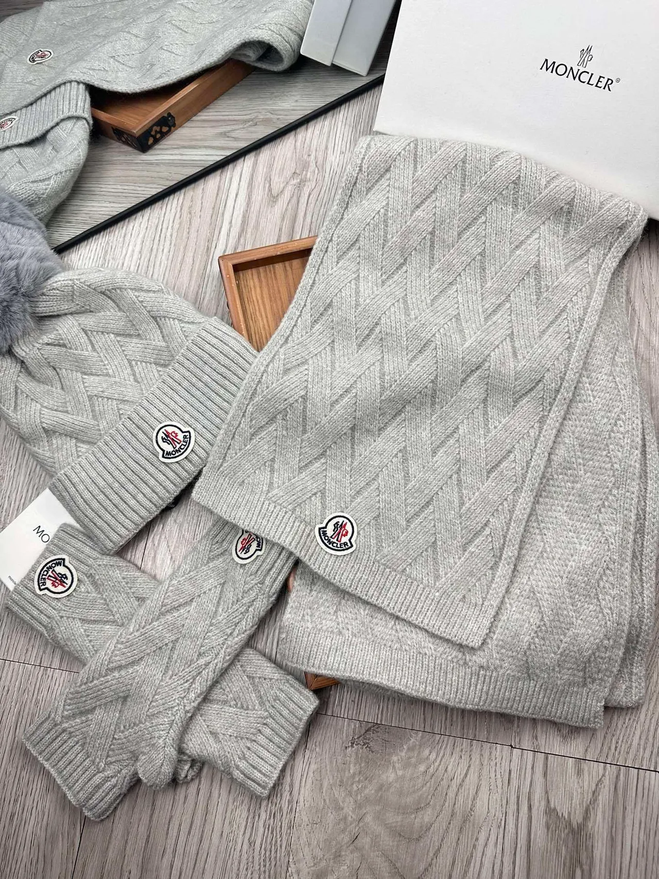 Moncler Gris Tricoté Rib Faux Fourrure Pom-Pom Beanie 7