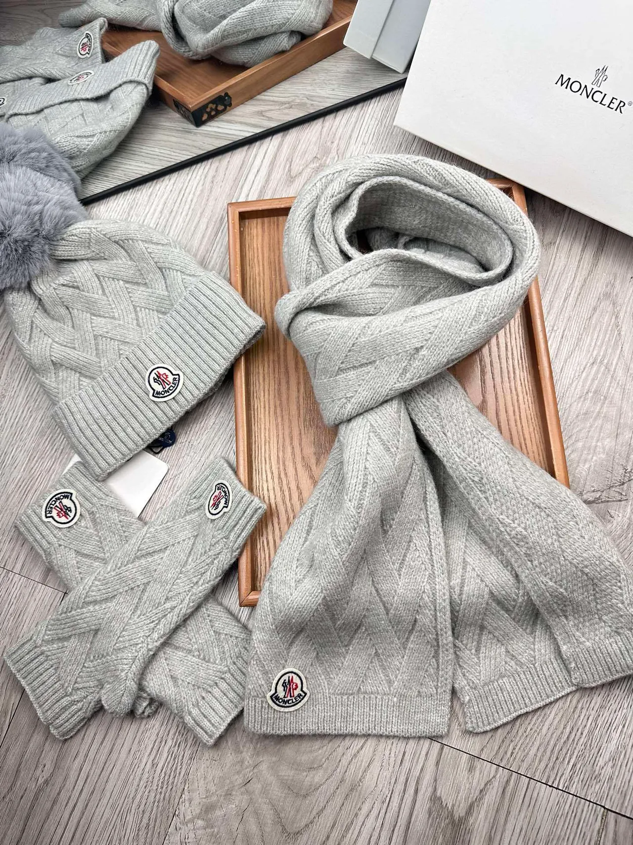 Moncler Gris Tricoté Rib Faux Fourrure Pom-Pom Beanie 9