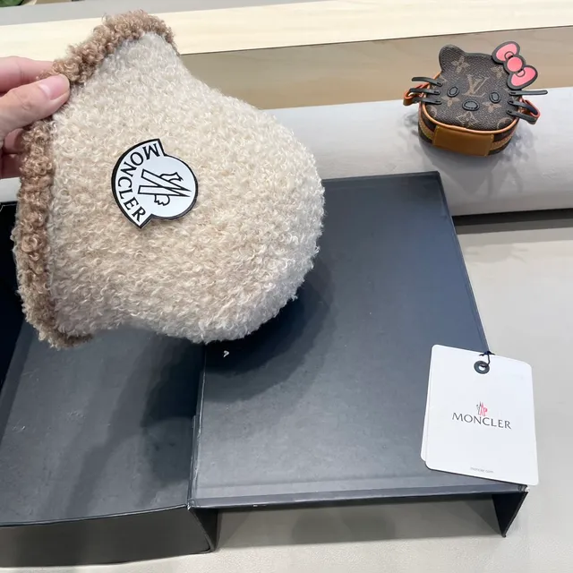 Moncler 双色调卷曲纤维桶帽 9