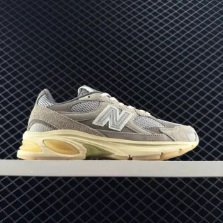 New Balance 2010 米灰色 网面和麂皮鞋面 雕塑多密度中底 厚底运动鞋