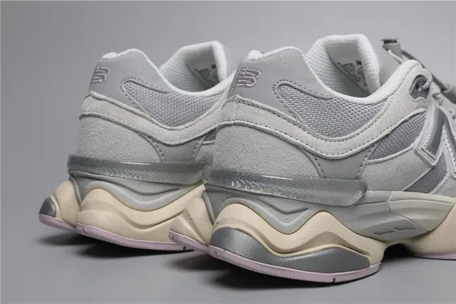 New Balance 9060 Gris et Crème Chaussures Lifestyle 2