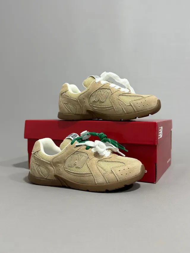 New Balance Chaussures Lifestyle Beige Blanc Matériau Mixte Supérieur Couche Maille Et Daim 12