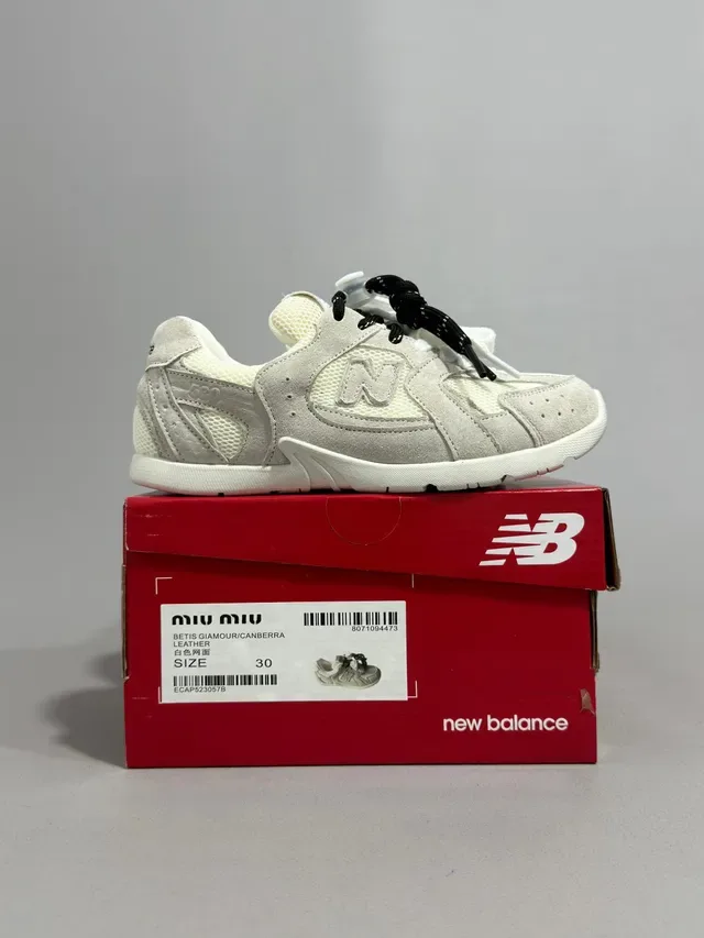 New Balance Chaussures Lifestyle Beige Blanc Matériau Mixte Supérieur Couche Maille Et Daim 22