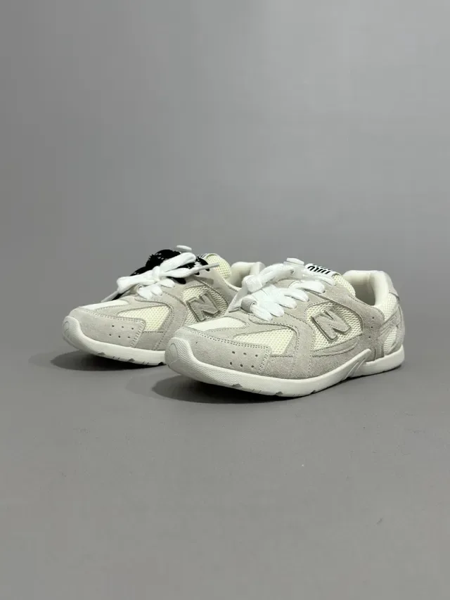 New Balance Chaussures Lifestyle Beige Blanc Matériau Mixte Supérieur Couche Maille Et Daim 24