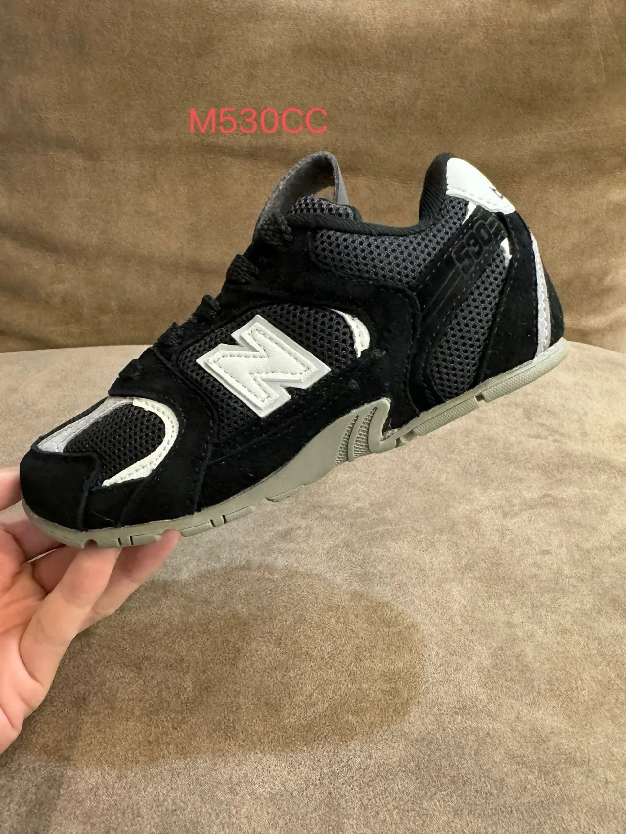New Balance Chaussures Lifestyle Noir Gris Low-Top Mesh-Suede Hybrid Upper 2