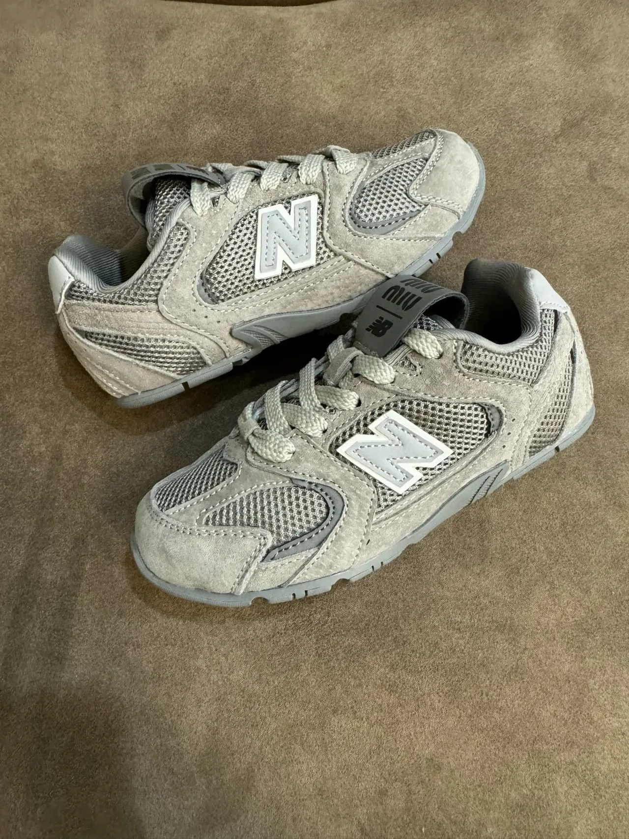 New Balance Chaussures Lifestyle Noir Gris Low-Top Mesh-Suede Hybrid Upper 6