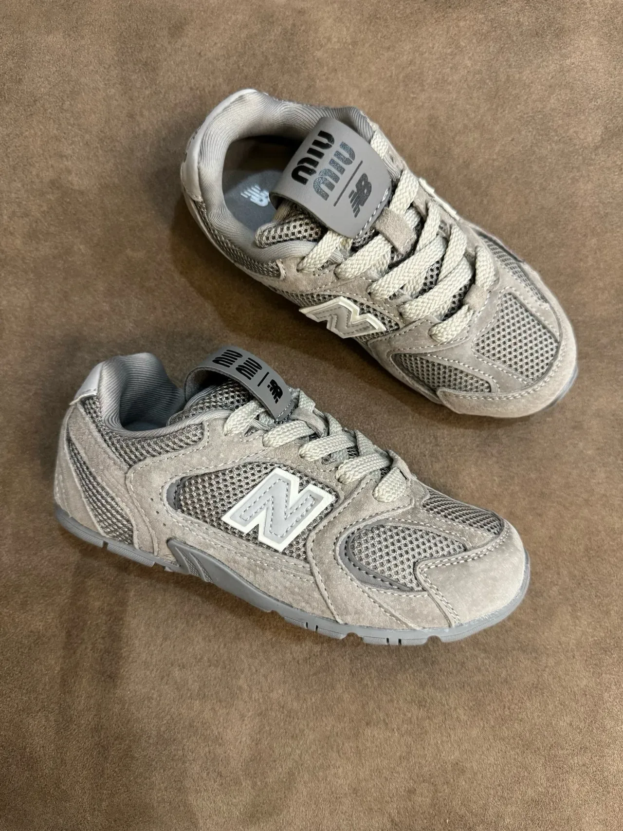New Balance Chaussures Lifestyle Noir Gris Low-Top Mesh-Suede Hybrid Upper 11