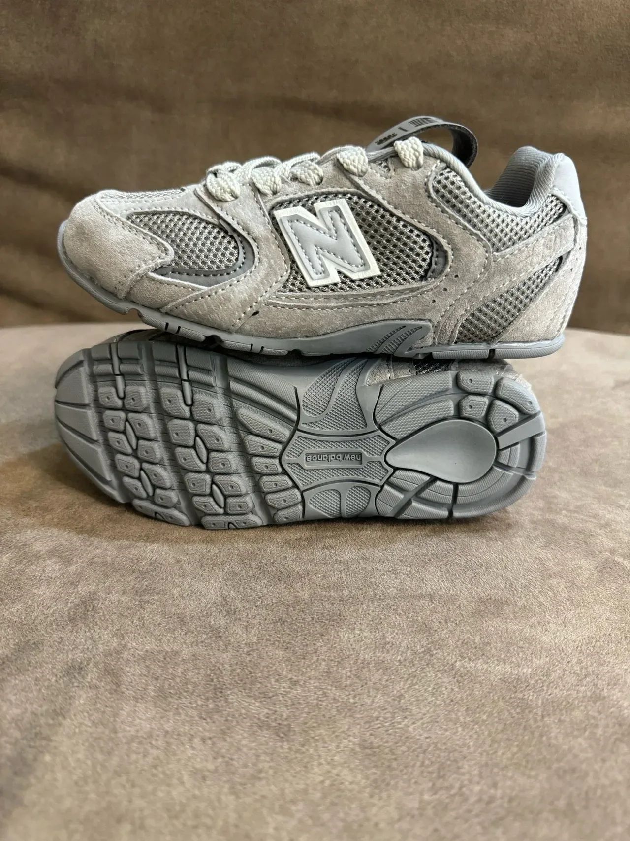 New Balance Chaussures Lifestyle Noir Gris Low-Top Mesh-Suede Hybrid Upper 12