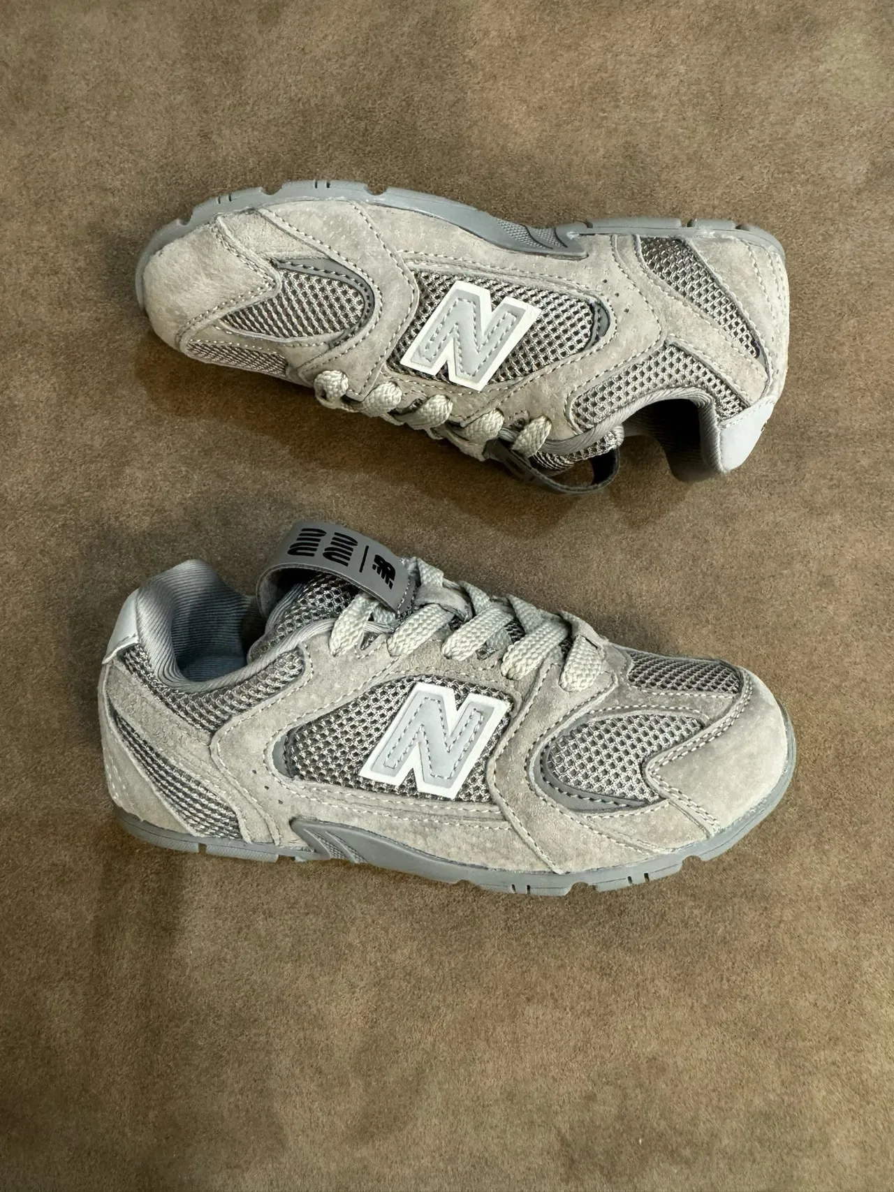 New Balance Chaussures Lifestyle Noir Gris Low-Top Mesh-Suede Hybrid Upper 13