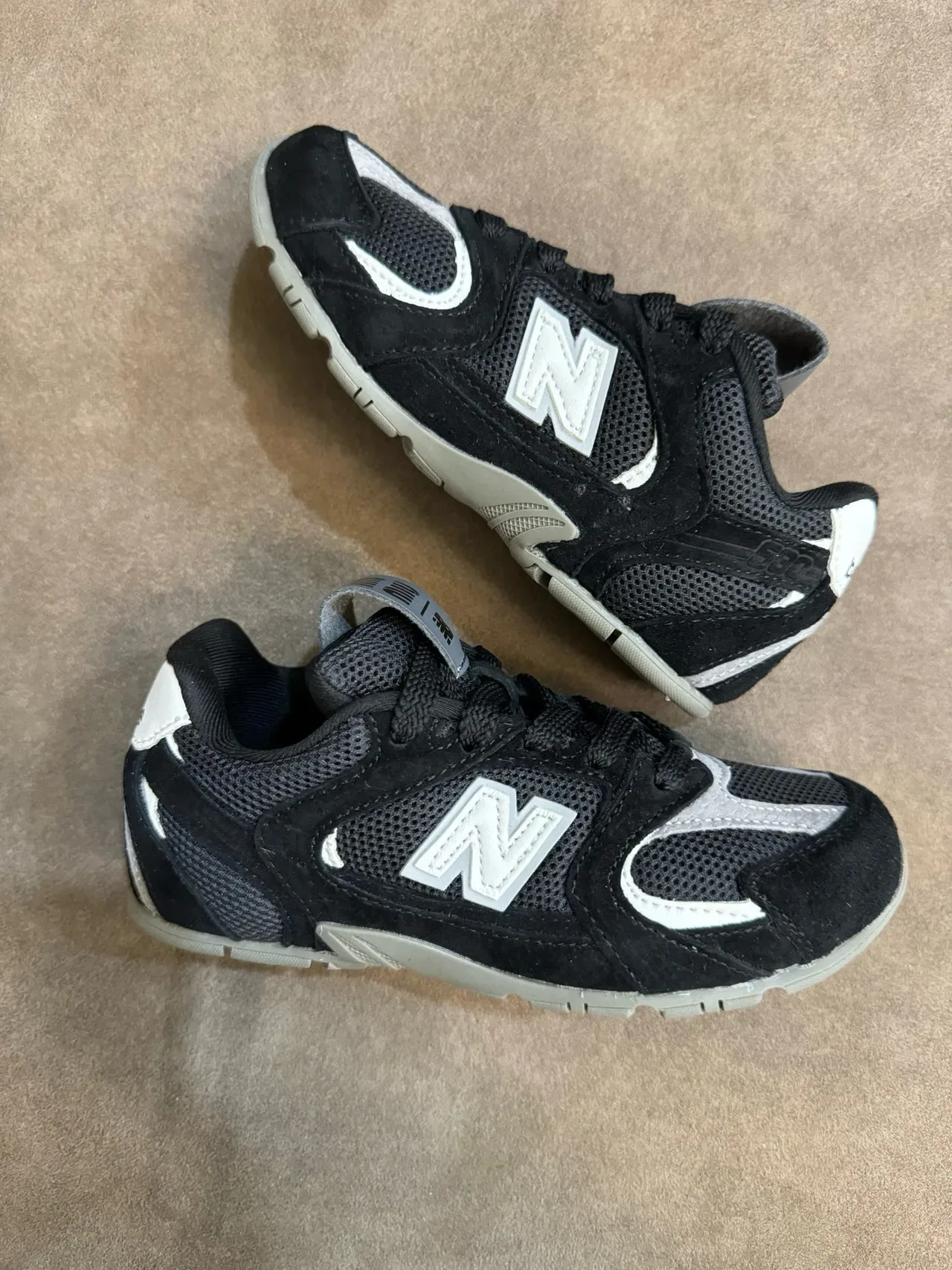 New Balance Chaussures Lifestyle Noir Gris Low-Top Mesh-Suede Hybrid Upper 14