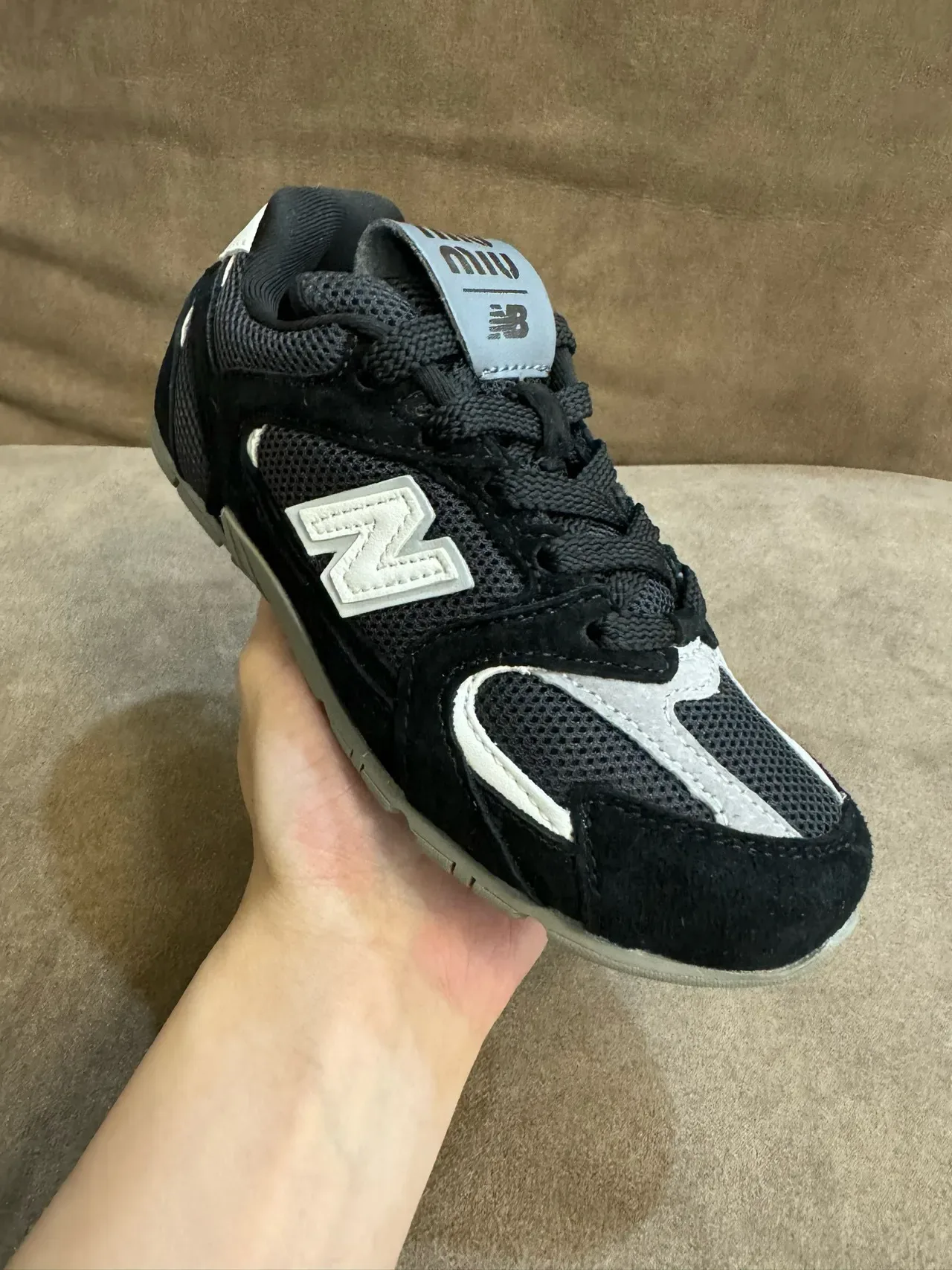 New Balance Chaussures Lifestyle Noir Gris Low-Top Mesh-Suede Hybrid Upper 17
