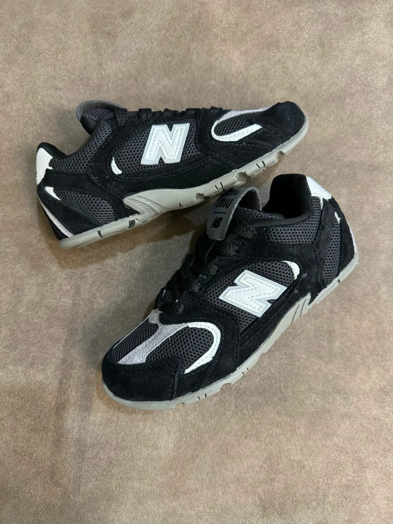 New Balance Chaussures Lifestyle Noir Gris Low-Top Mesh-Suede Hybrid Upper 19