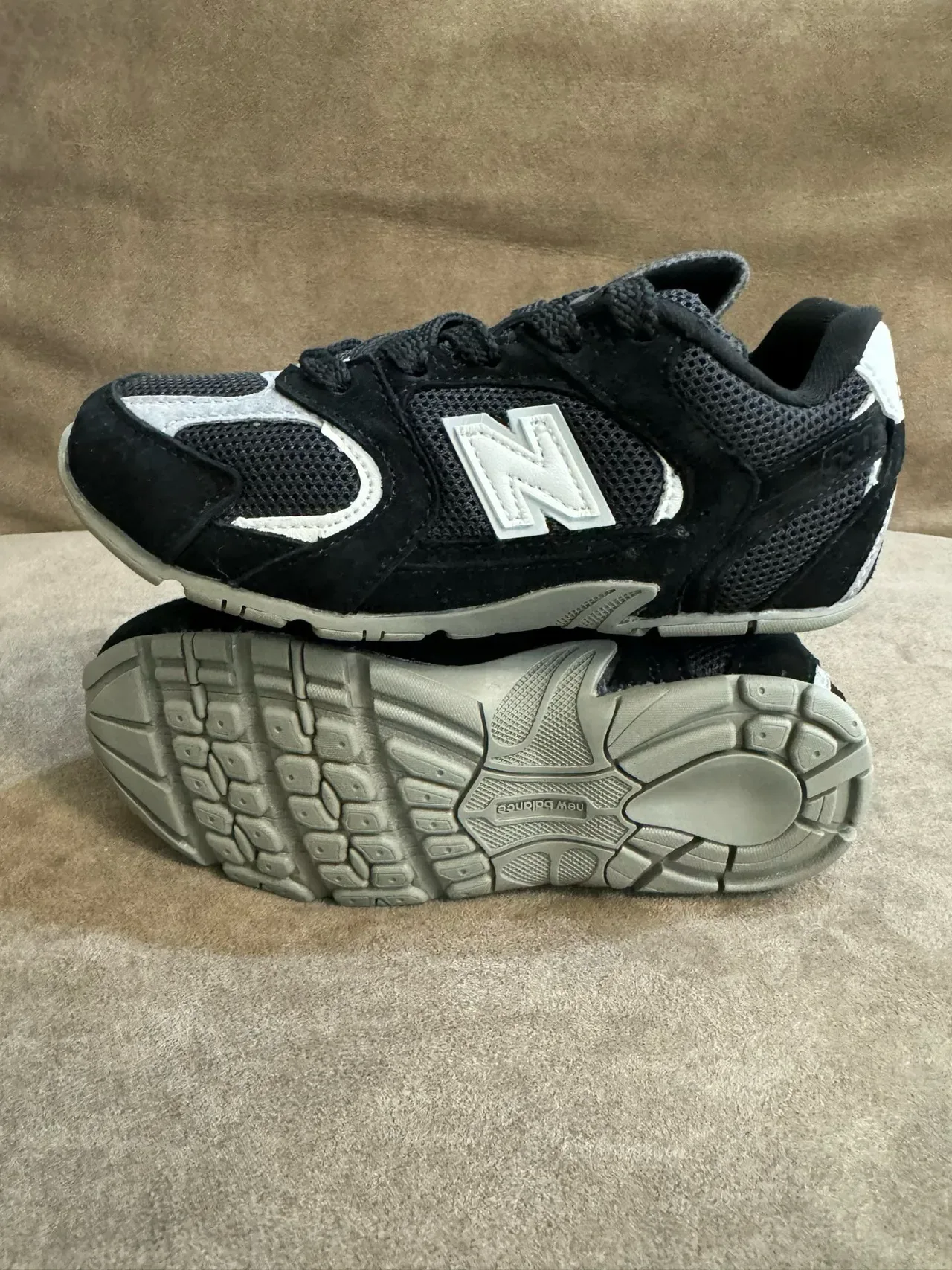 New Balance Chaussures Lifestyle Noir Gris Low-Top Mesh-Suede Hybrid Upper 20