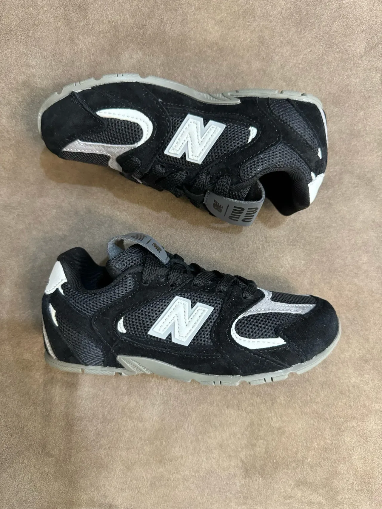 New Balance Chaussures Lifestyle Noir Gris Low-Top Mesh-Suede Hybrid Upper 21