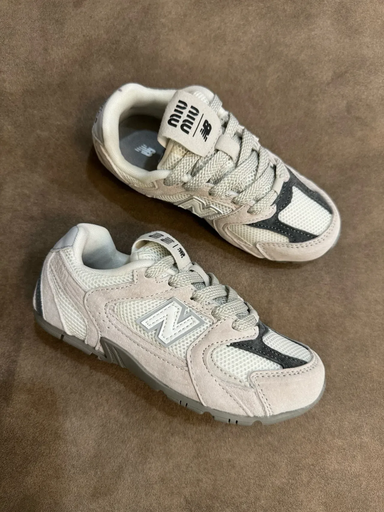 New Balance Chaussures Lifestyle Noir Gris Low-Top Mesh-Suede Hybrid Upper 22