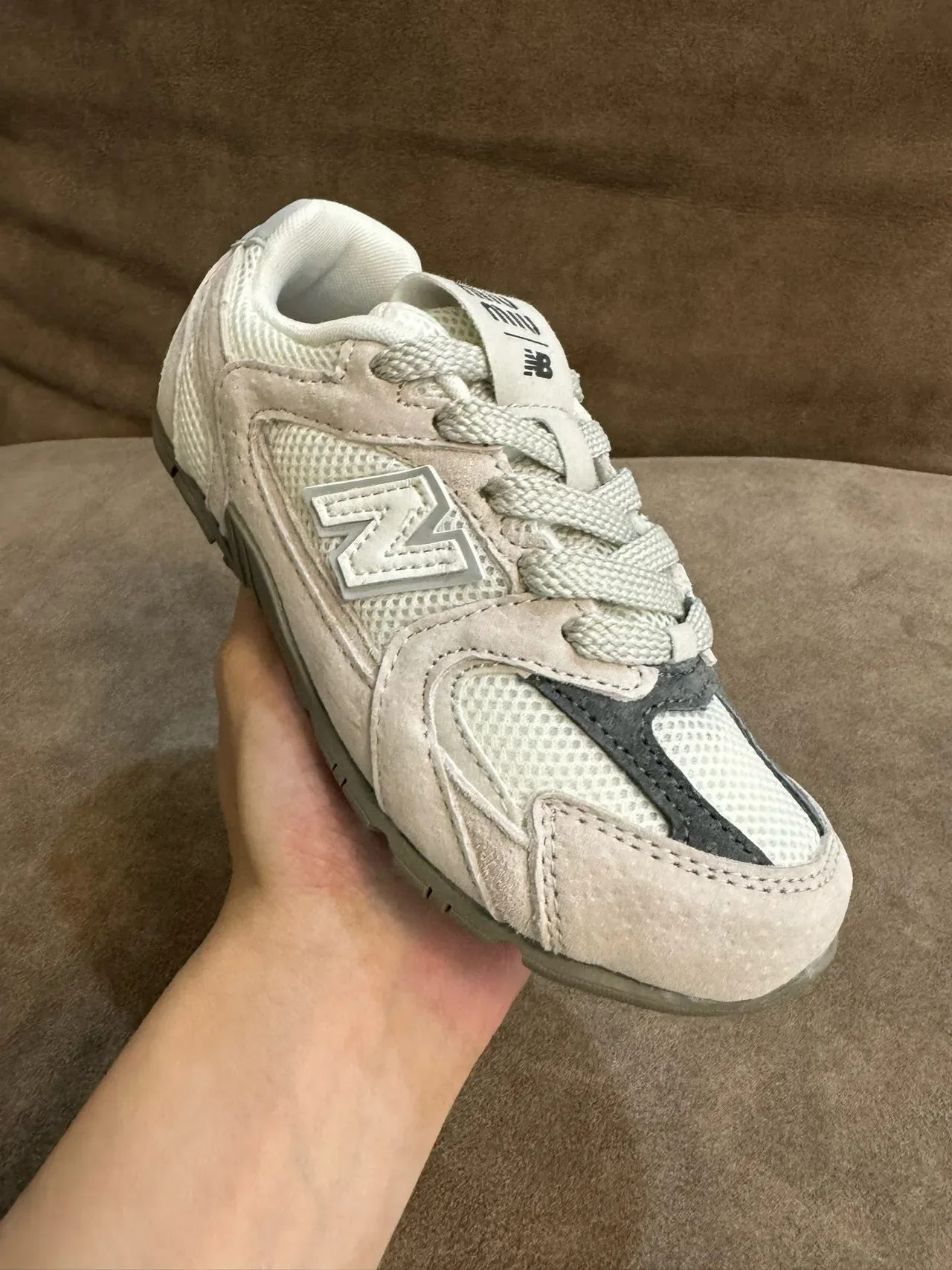 New Balance Chaussures Lifestyle Noir Gris Low-Top Mesh-Suede Hybrid Upper 24