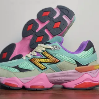 New Balance حذاء رياضي سميك وردي متعدد الألوان مع نعل متعدد الطبقات ولوحات شبكية وماتي