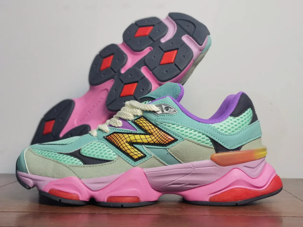 New Balance Chaussures Chunky Roses Multicolores avec Soles Multi-Couches, Panneaux Mesh et Suede 1