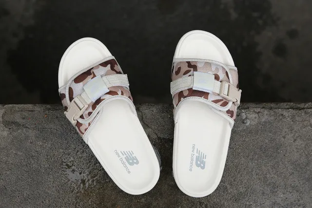 New Balance Sandália deslizante Alça Camuflada Chinelos brancos 2