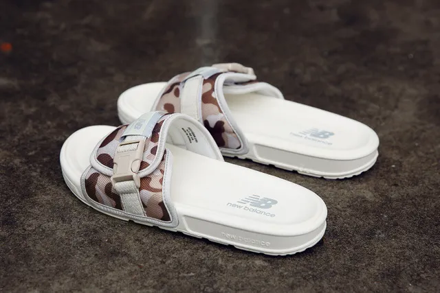New Balance Sandália deslizante Alça Camuflada Chinelos brancos 3