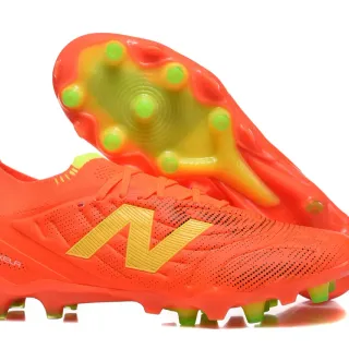 New Balance Tekela برتقالي أخضر، نعل mold studs، upper texturizado sintético، للأرض الصلبة، أحذية كرة القدم