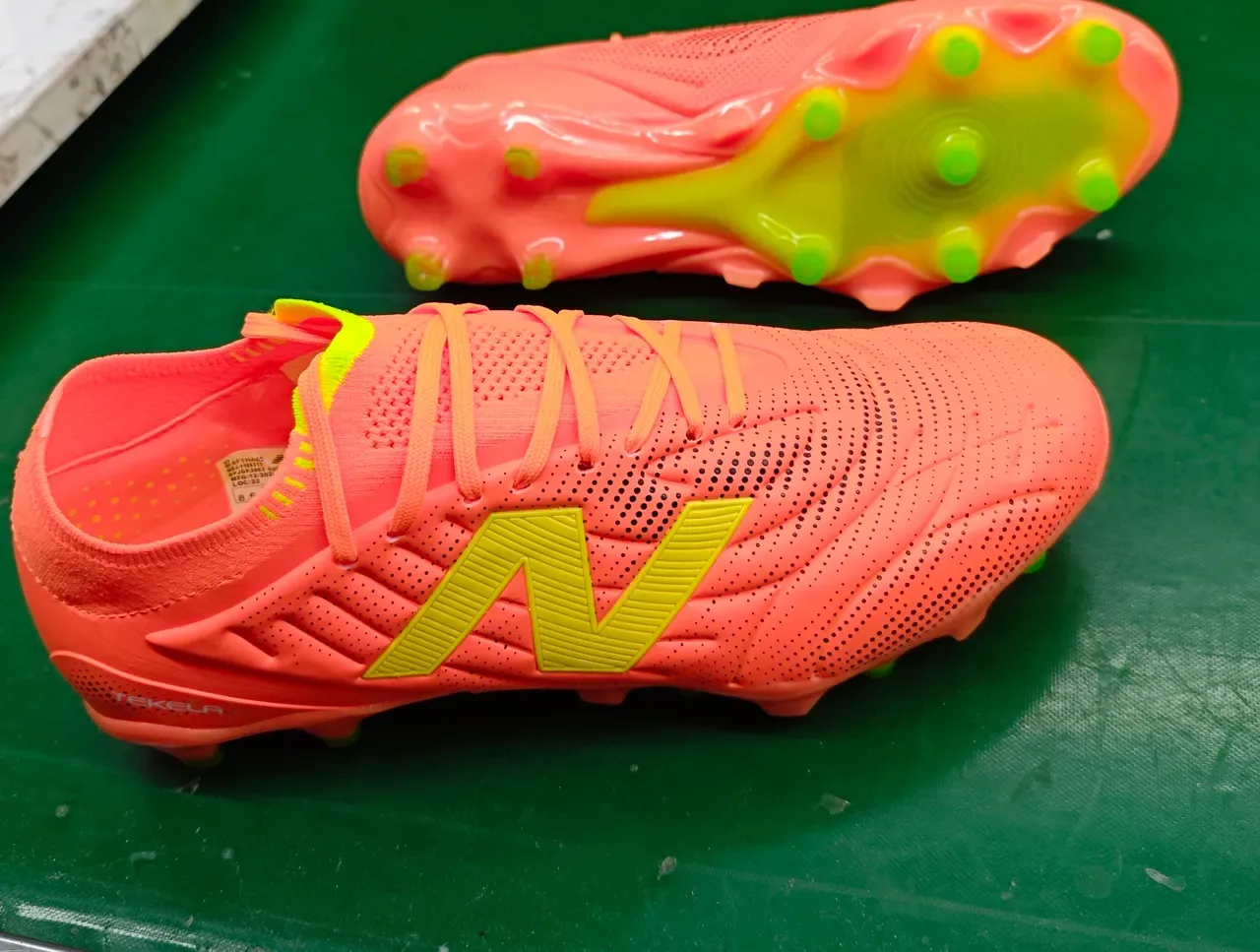 New Balance Tekela Orange Vert, Upper Synthétique Texturé, Soles Studs Moldées, Pour Terrain Firme, Chaussures de Football 11