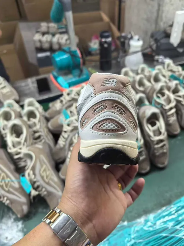 New Balance أبيض بيج ريترو رنينغ سيليويت شبكة وتغطية اصطناعية بناء أحذية رياضية أسلوب حياتي 3