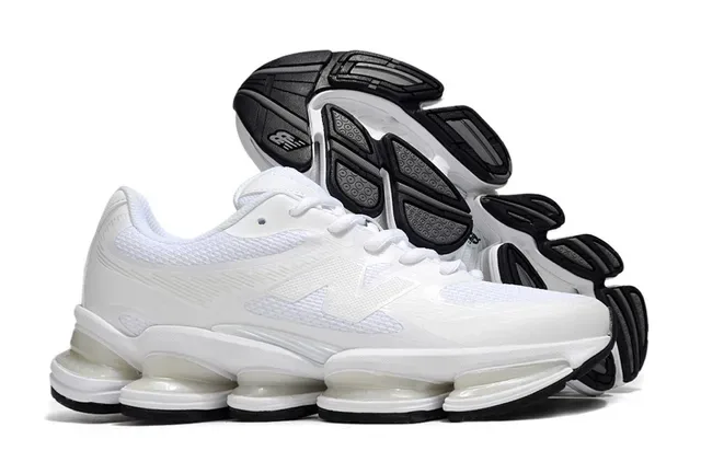 New Balance blanc noir semelle intermédiaire segmentée translucide upper synthétique et maille sneakers chunky 4
