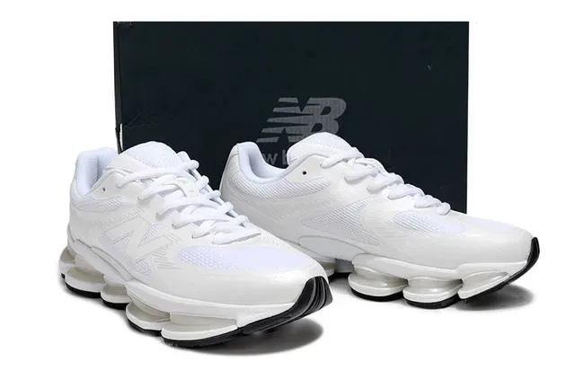 New Balance blanc noir semelle intermédiaire segmentée translucide upper synthétique et maille sneakers chunky 5