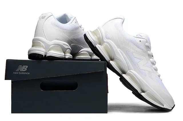 New Balance blanc noir semelle intermédiaire segmentée translucide upper synthétique et maille sneakers chunky 6