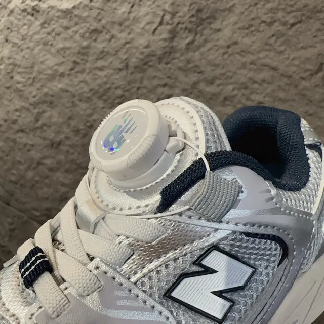 New Balance White Navy Midsole Boa Dial Closure Chunky Sneakers 16