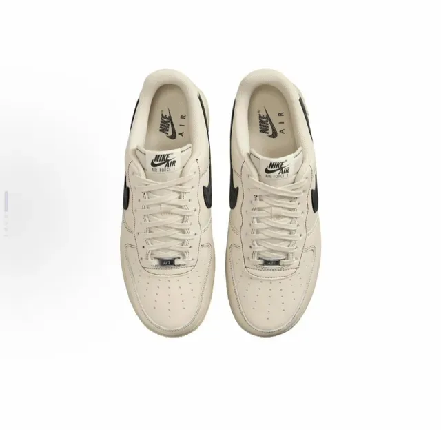 Nike Air Force 1 Beige Noir Baskets Lifestyle en Cuir à Tige Basse 4