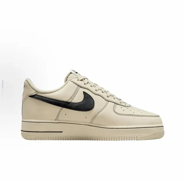Nike Air Force 1 Beige Noir Baskets Lifestyle en Cuir à Tige Basse 5