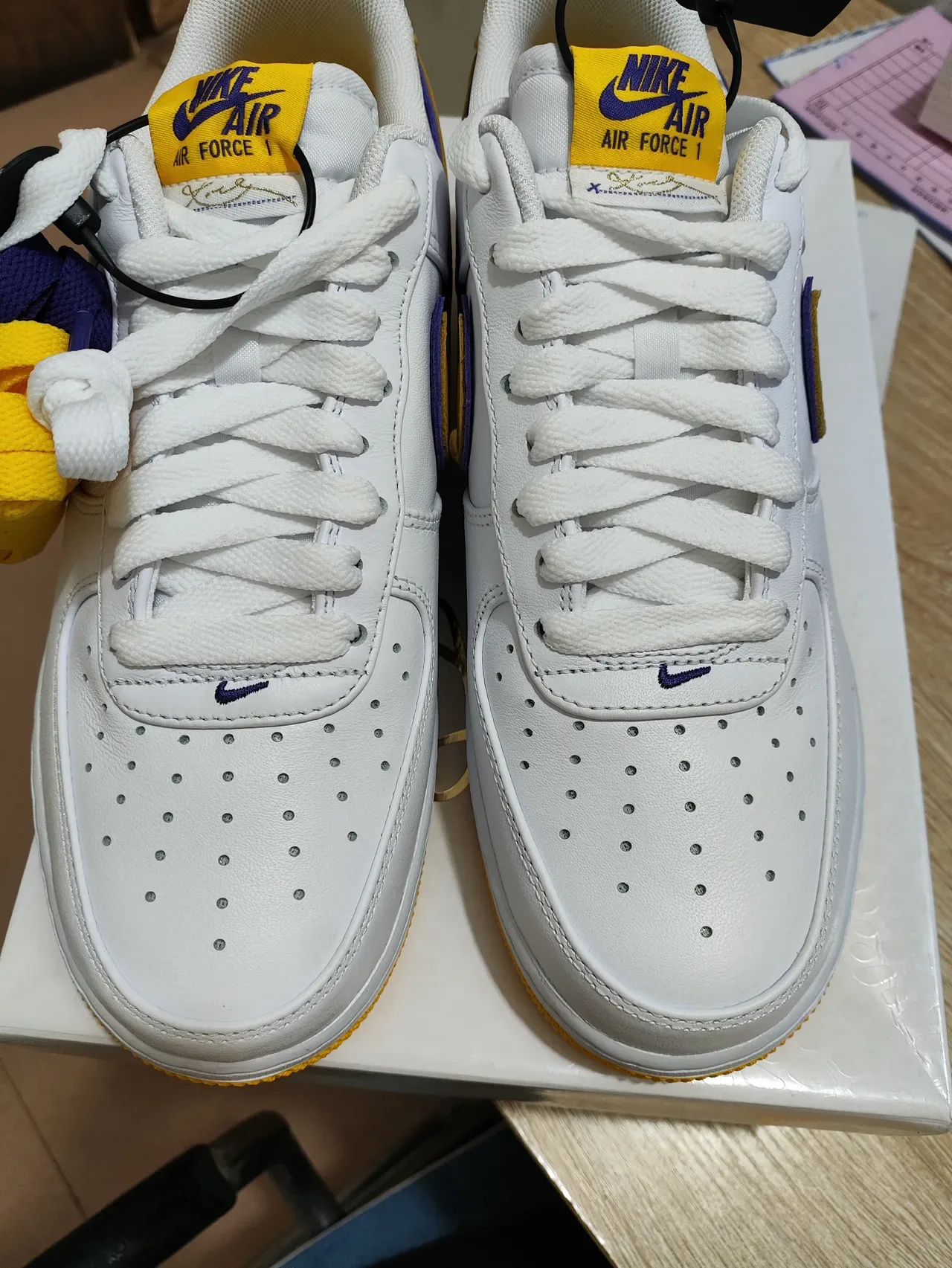 Nike Air Force 1 Blanc Doré Violet Lifestyle Sneakers 3