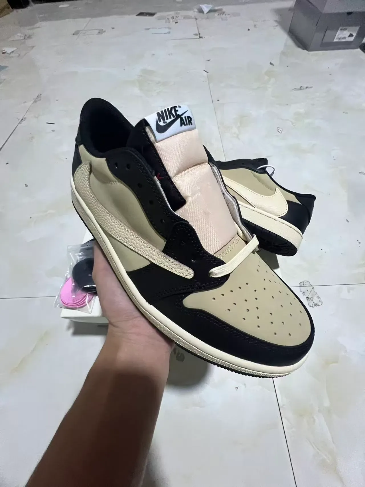 Nike Air Jordan 1 Noir et Crème Sneakers Lifestyle 2