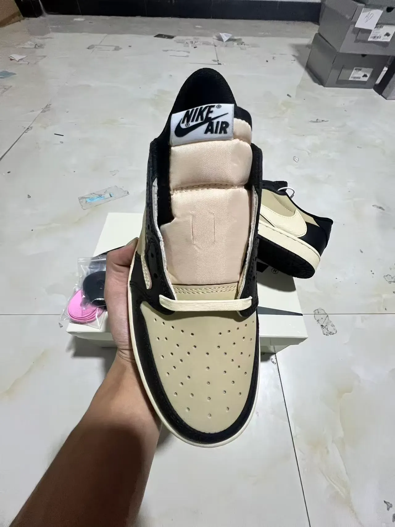 Nike Air Jordan 1 Noir et Crème Sneakers Lifestyle 3