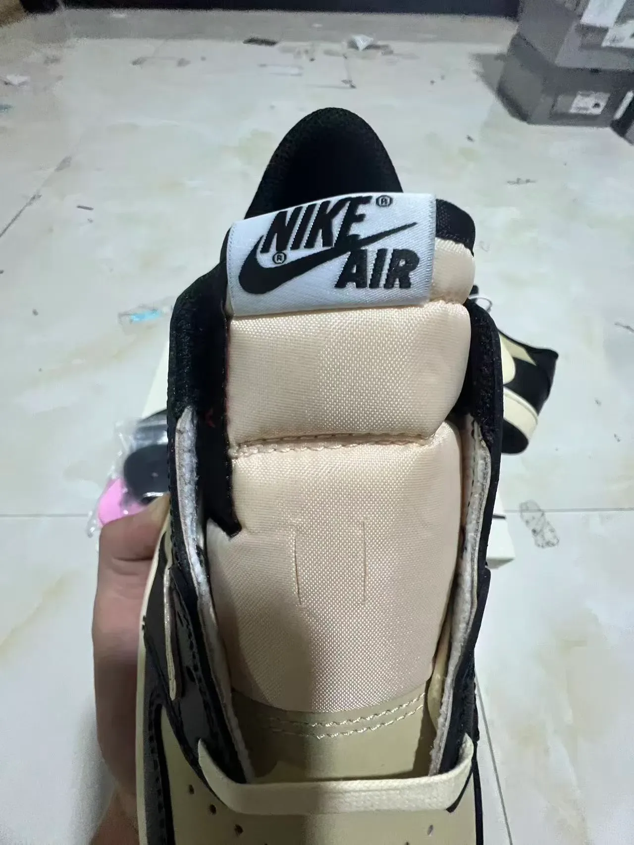 Nike Air Jordan 1 Noir et Crème Sneakers Lifestyle 4