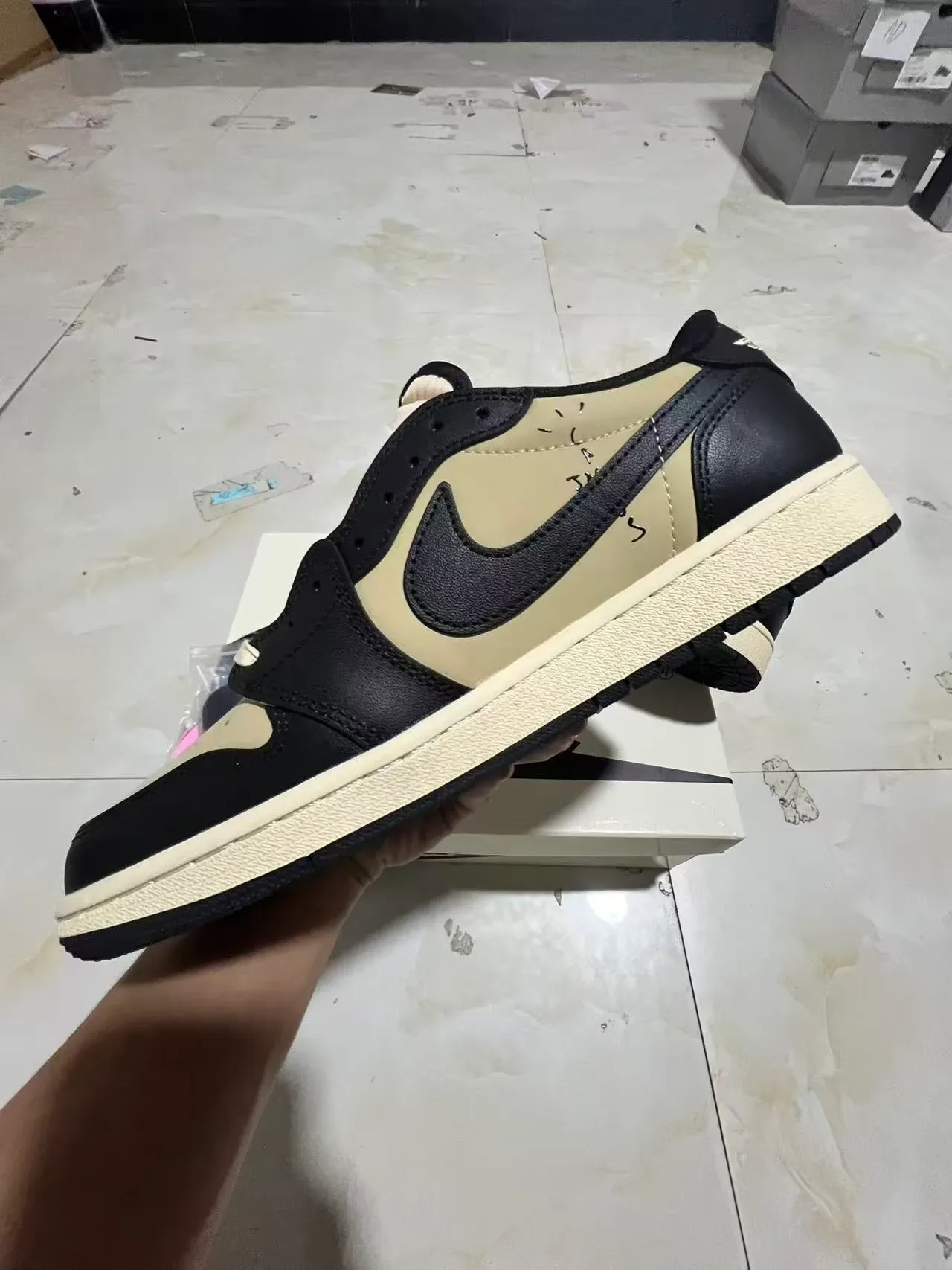 Nike Air Jordan 1 Noir et Crème Sneakers Lifestyle 5