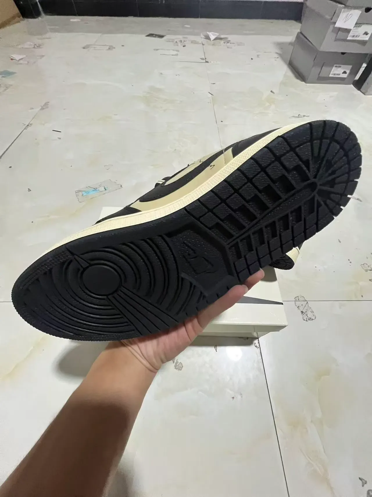 Nike Air Jordan 1 Noir et Crème Sneakers Lifestyle 6