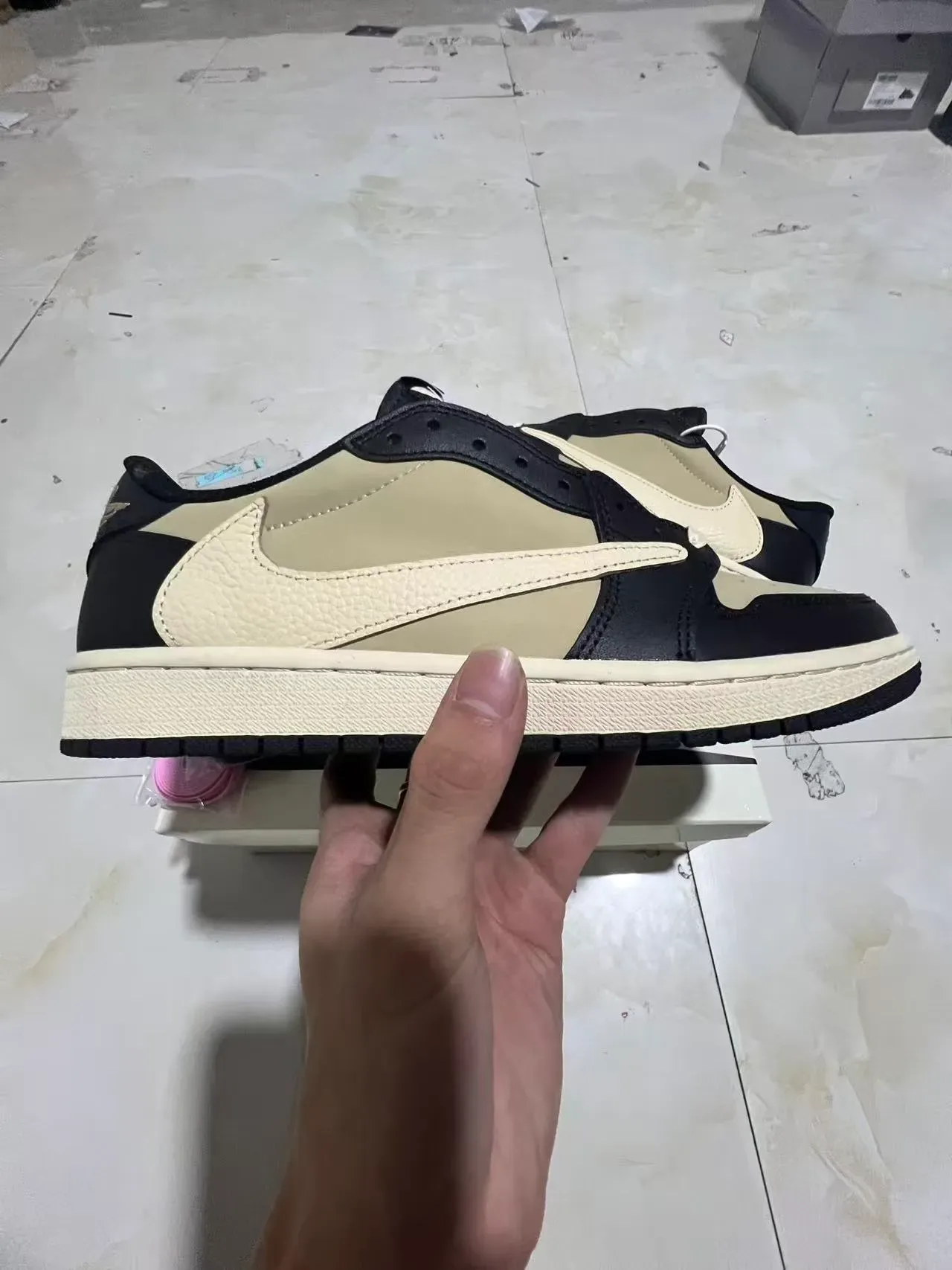 Nike Air Jordan 1 Noir et Crème Sneakers Lifestyle 7