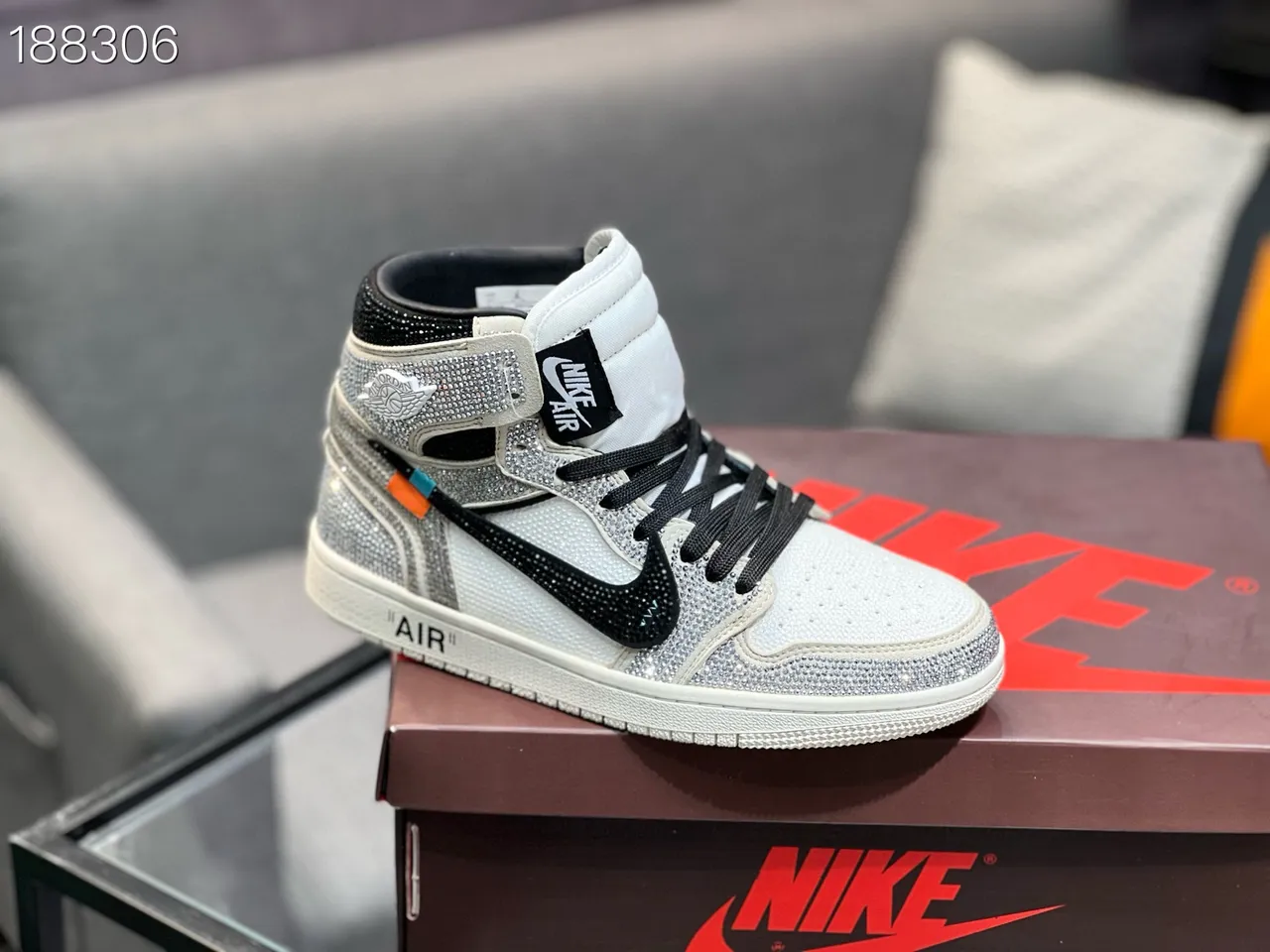 Nike Air Jordan 1 High Off-White Crystal-Embellished Chaussures de basket-ball 4