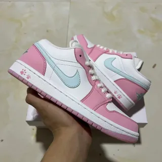 Nike Air Jordan 1 Low 粉色和浅蓝色生活方式运动鞋