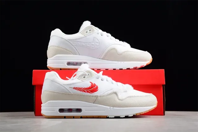 Nike Air Max 1 Branco Bege Vermelho Pena Tênis Lifestyle 15