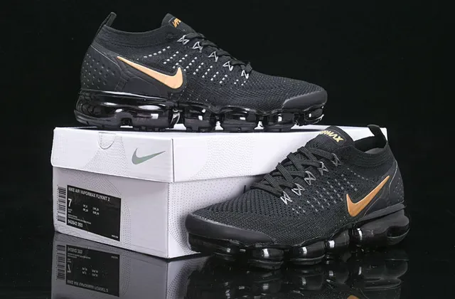 Nike Air VaporMax Chaussures Lifestyle Noires et Or Métallique 10