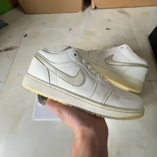 Nike Beige Silver Low-Top Leather Upper Lifestyle Sneakers