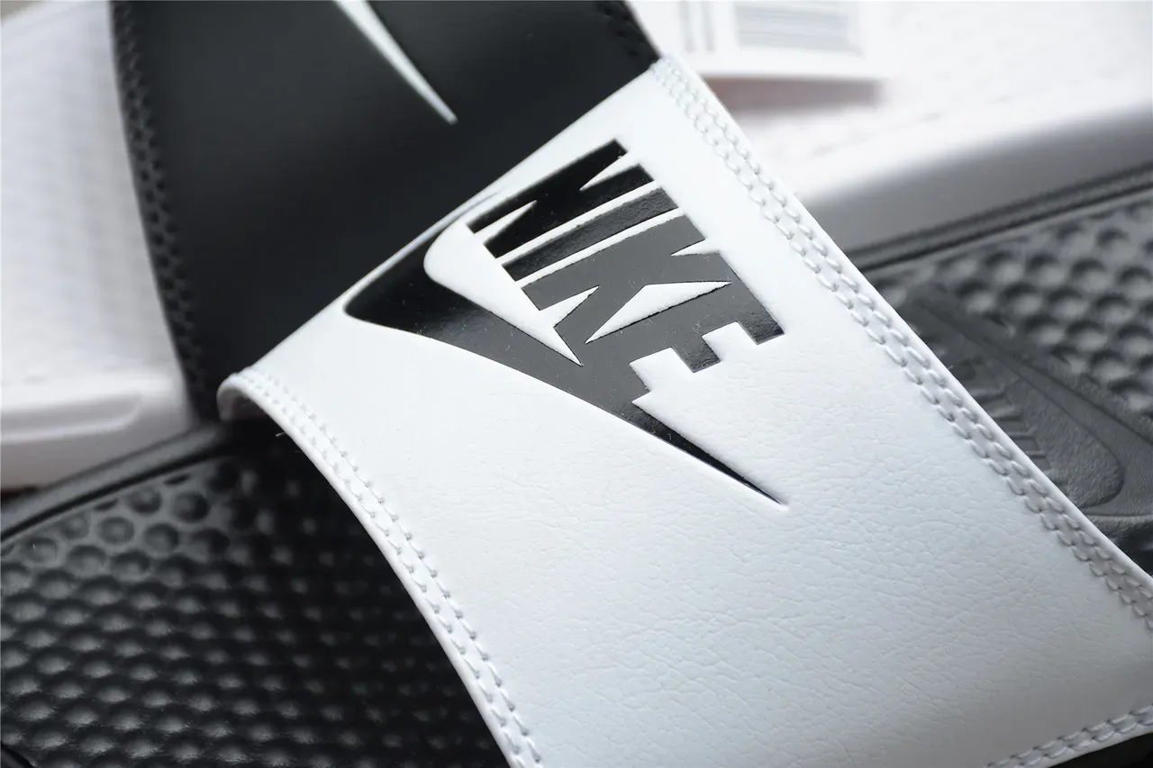 Nike Benassi JDI 黑白两色人字拖 5